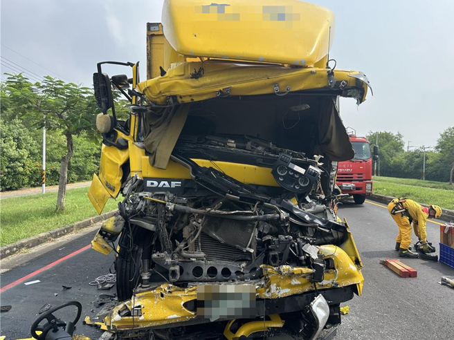 台南市安南区台江大道发生死亡车祸，后方的物流货车撞上前方的砂石车，车头全毁，车上曹姓驾驶当场死亡。（程炳璋摄）