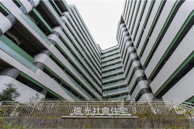 台北市行天宫站、万隆站、瑞光、景文、敦煌、大龙峒、青年社宅1区、洲美、金龙等9处社会住宅共18户，将在24日上午8时展开招租。图为瑞光社宅。(台北市住都中心提供)