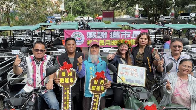 农用搬运车交车仪式，族人表示非常高兴，农用搬运车可开进许多山间小路，非常实用。（高雄市原民会提供／林雅惠传真）