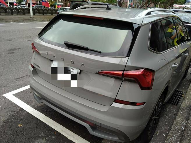 法务部行政执行署宜宜兰分署16日与基隆市政府交通处合作，以「智慧扣车」前往查扣2名车主名下之车辆，被查到的车主为了避免爱车被拖，赶紧协商表示愿意缴纳。（行政执行署宜兰分署提供／徐佑升基隆传真）