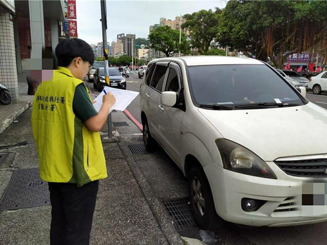 法务部行政执行署宜宜兰分署16日与基隆市政府交通处合作，以「智慧扣车」前往查扣2名车主名下之车辆，被查到的车主为了避免爱车被拖，赶紧协商表示愿意缴纳。（行政执行署宜兰分署提供／徐佑升基隆传真）