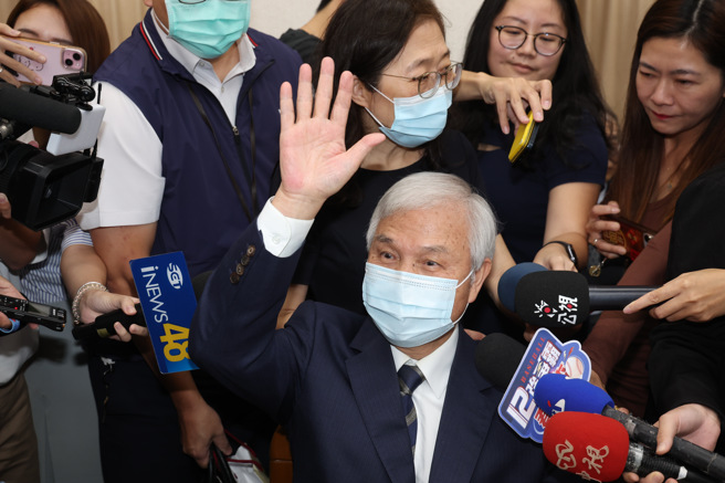 央行总裁杨金龙财委会上教英文，Lesson是启示，不是「教训」。（图／邓博仁摄）