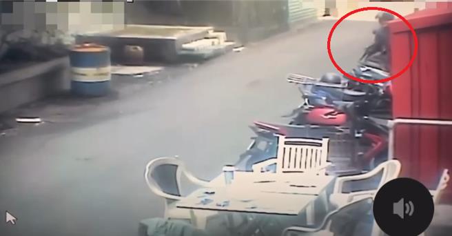 監視器拍下劉嫌行竊過程。（翻攝照片／洪靖宜高雄傳真）