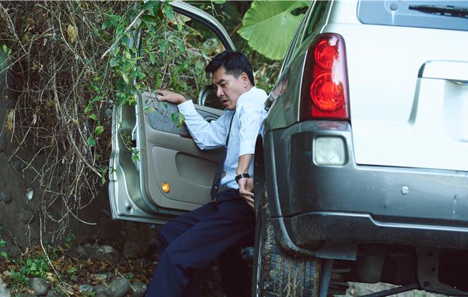《在光裏的人》王傳一拍撞山壁出車禍的戲，心有餘悸。（大愛電視提供）