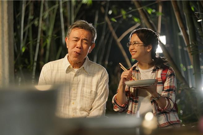 《在光裏的人》王道（左）與臧芮萱的忘年友誼讓觀眾印象深刻。（大愛電視提供）