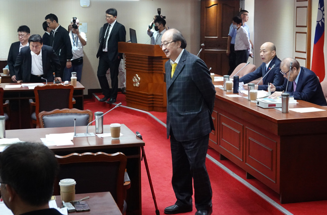 立法院長韓國瑜（右二）17日主持朝野協商，民進黨團總召柯建銘（中）、國民黨團總召傅崐萁（左二）、民眾黨團總召黃國昌（中左上）皆出席。（姚志平攝）