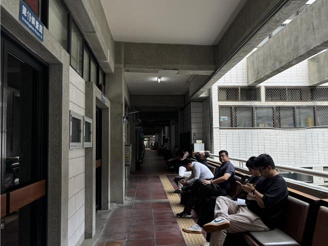 62歲蘇姓貨車司機去年（2023）載運砂石卻因未將後斗門緊閉砂石散落，致自小客擦撞隧道又遭後方自小客追撞，遭台中地院判處有期徒刑3月。（馮惠宜攝）