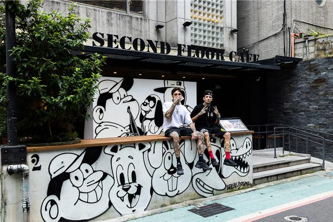 街头艺术家Lugosis 和 Strato贰楼中山南西店与现场涂鸦作品合影。（贰楼餐饮集团提供／朱世凯台北传真）