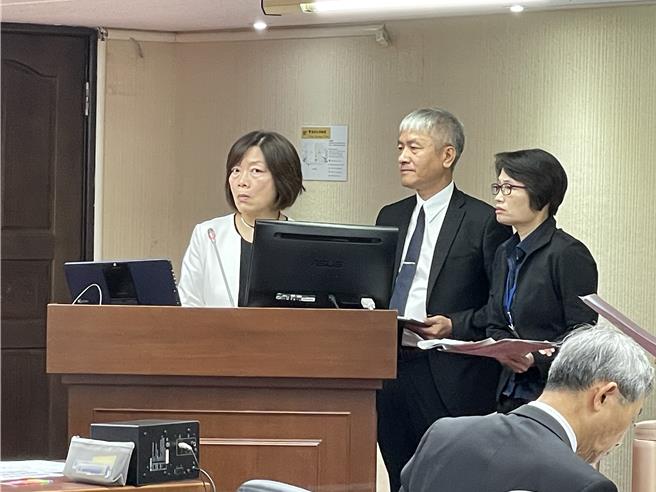 行政院经济发展委员会9月要求劳动部定义「低薪劳工」，劳动部长何佩珊17日在立法院指出，预计在会中报告月薪3万1000元为低薪劳工。（蔡佩珈摄）