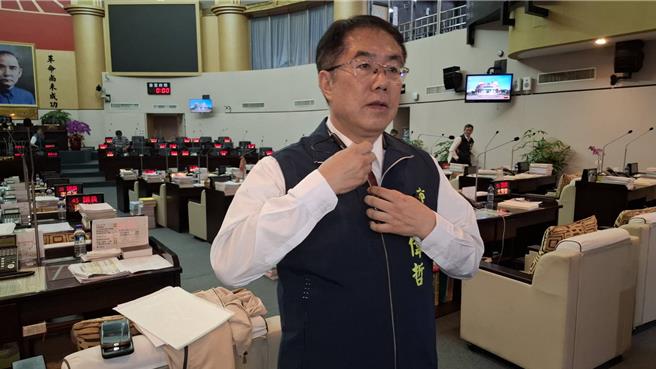 台南市长黄伟哲17日面对台南市议会质询，承诺将地方意见转告中央。（程炳璋摄）