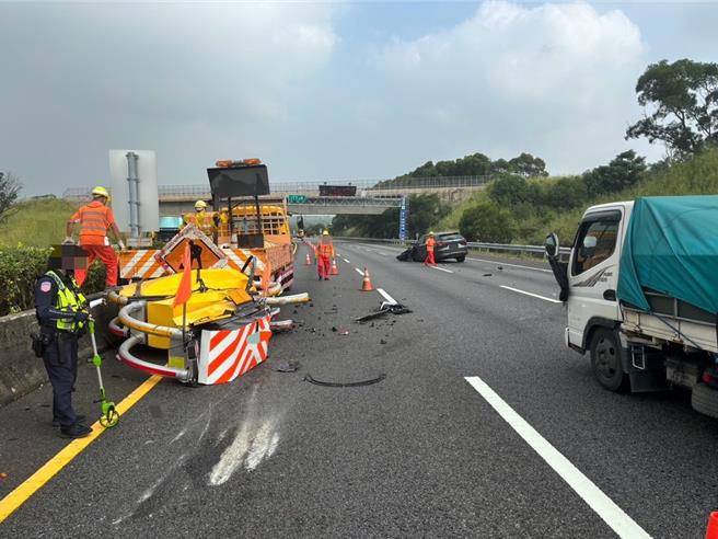 警消人员到场救援。（民眾提供／李京升台中传真）