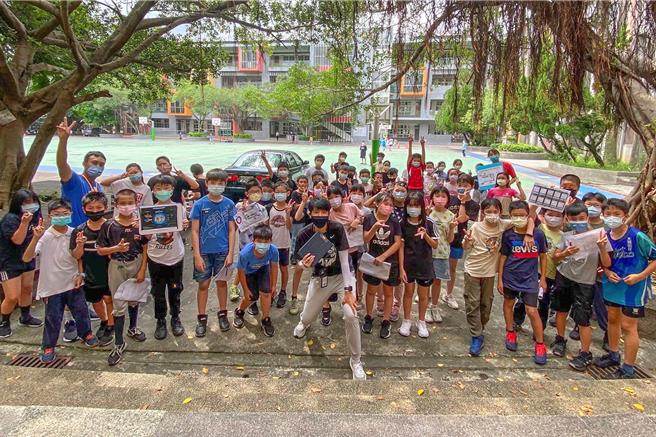 竹東鎮大同國小教練洪維辰（中）結合iPad設計寶可夢大師定向越野體育課，表現優異，獲得教育部體育署體育傳炬獎-教學傑出獎。（新竹縣政府供／羅浚濱新竹傳真）