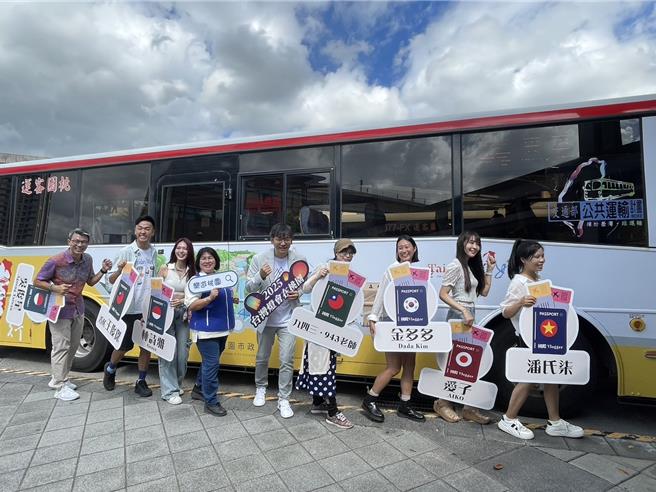 桃市邀國際Vlogger搭台灣好行推桃園觀光。（呂筱蟬攝）