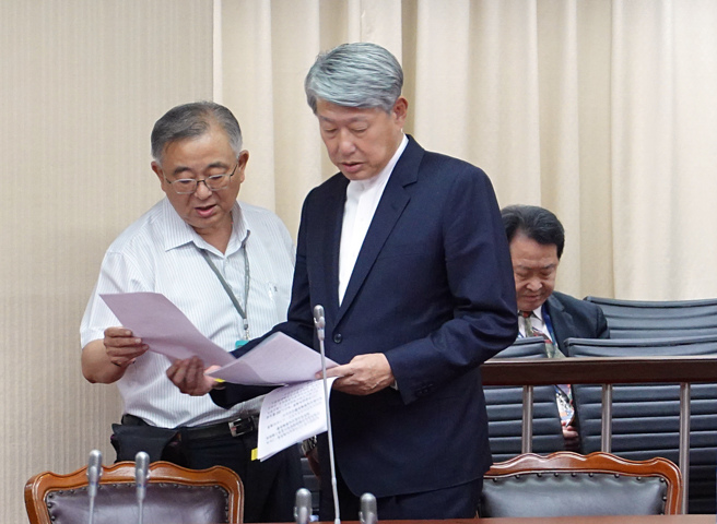 經濟部長郭智輝（中）17日出席立法院朝野協商。（姚志平攝）