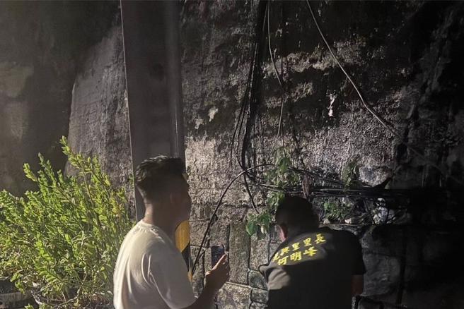 新北市樹林區光興街倚靠山腳的擋土牆日前出現龜裂，加上附近曾於去年坍崩，導致附近居民恐慌，新北市議員廖宜琨為此向市府請命，新北市長侯友宜則說，經過專業單位勘查，無立即危險性。（新北市議員廖宜琨提供）