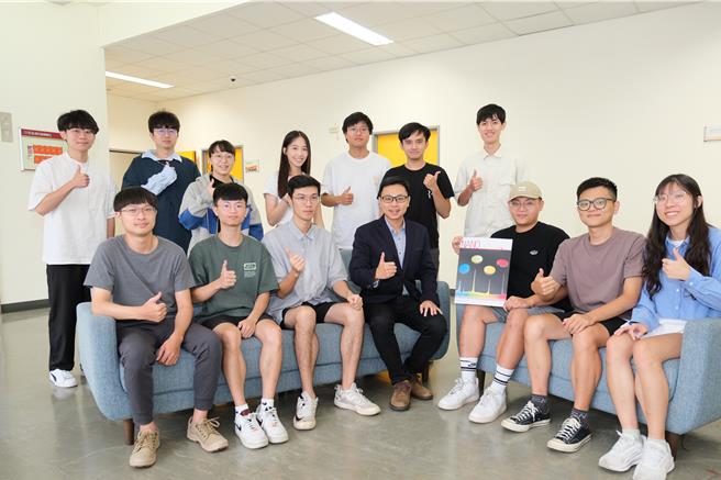 黃耀緯(前排中著西裝者)研究團隊合影。第一作者蘇煥騰為手拿登上期刊封面者。（陽明交大提供）