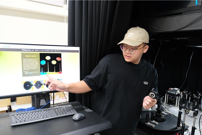 第一作者蘇煥騰說明超穎介面技術。（陽明交大提供）