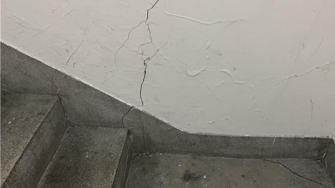 新北市政府針對0403地震受損建築物提供修繕補助措施，即將於10月底截止，符合資格的社區和民眾把握時效。（工務局提供）