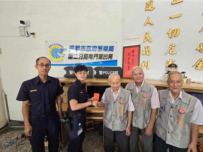 城隍庙董事长赖永川17日率领团队，到南门所致赠破案奖金1万元慰劳辛苦员警。（城隍庙提供／廖素慧嘉市传真）