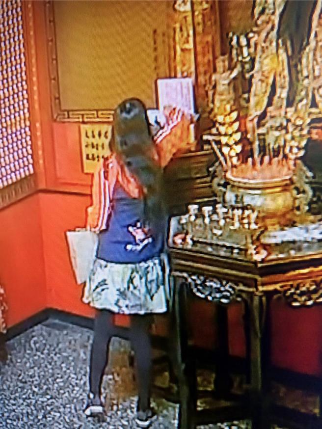 庙方调阅监视器发现戴口罩的妇人行迹可疑。（城隍庙提供／廖素慧嘉市传真）