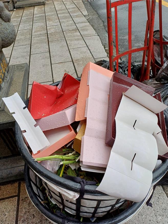 庙方发现可疑妇人拆封礼盒外包装丢弃于庙埕垃圾桶。（城隍庙提供／廖素慧嘉市传真）