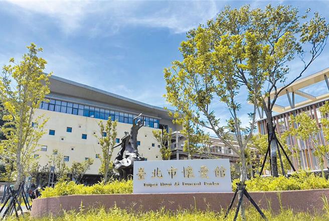 台北市立第一殯儀館拆除後，殯葬量能轉移至懷愛館（台北市立第二殯儀館），但好日子時不僅交通壅塞，車位也一位難求，且許多殯葬業者違法於臥龍街188巷營業，也讓在地住戶深受其擾，因此交通和殯葬專區成為北市府亟待解決的問題。（本報資料照片）