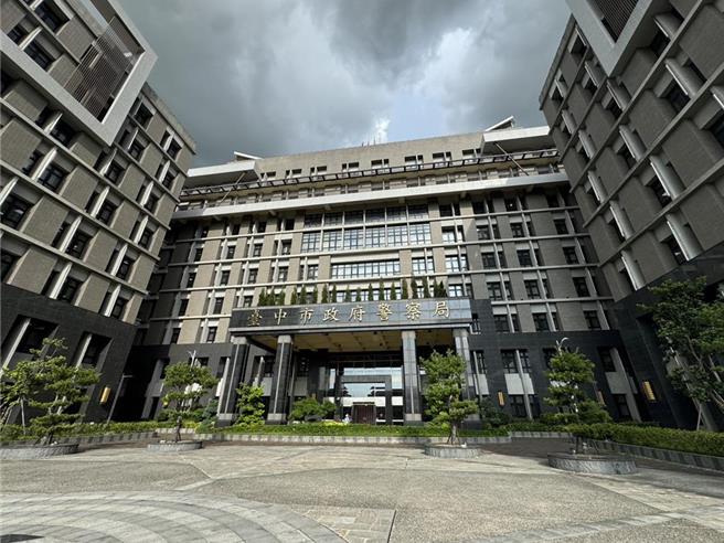 台中市議員江肇國昨日在臉書po出市警局輿情分析資料，質疑文中「勿一直發布公車違規、事故新聞，避免讓民眾有公車常違規的負面觀感」是「壓新聞」，市警局17日澄清，多數駕駛是競競業業遵守交通規則，會議資料是想避免大眾對公車駕駛有經常違規的錯誤印象。（本報資料照片）