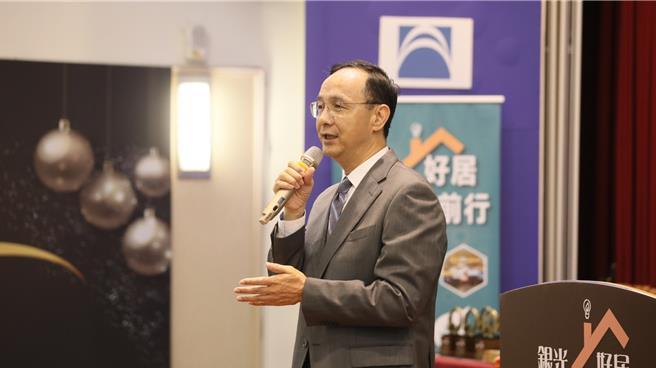 國民黨主席朱立倫今出席「銀光好居創新典範觀摩表揚典禮」。（國民黨智庫提供）