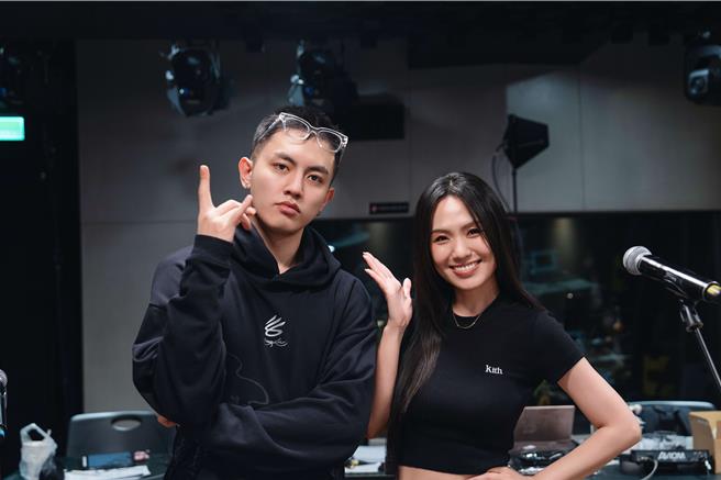 孫盛希(右)這次演唱會邀請師弟高有翔擔任嘉賓。（滾石唱片提供）