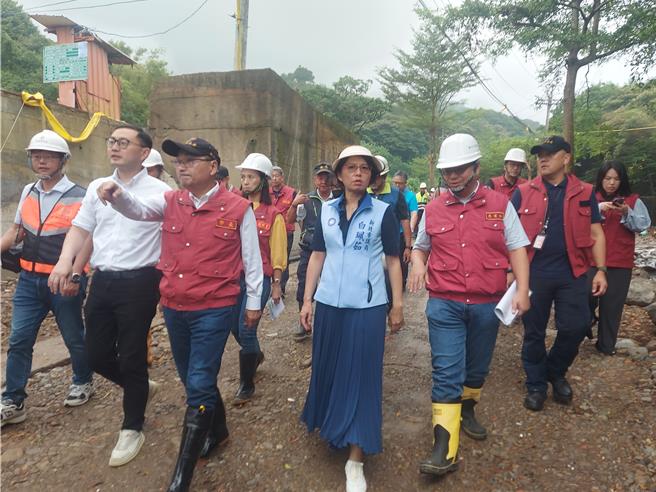 新北市長侯友宜等人17日視察萬里區清水坑與員潭溪上游。（張鎧乙攝）