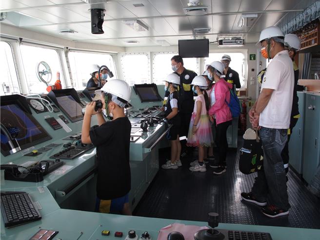 中山大学新海研3号周六开放参观，将开放民眾参访驾驶台。（中山大学提供／郭良杰高雄传真）
