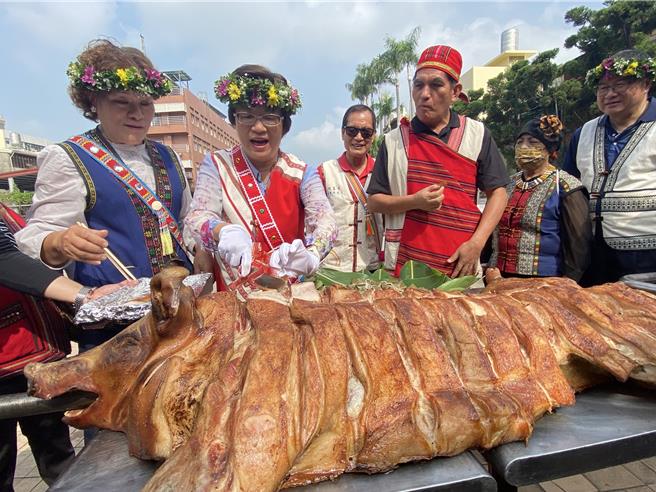 彰化县长王惠美开心参与烤大猪活动。（孙英哲摄）
