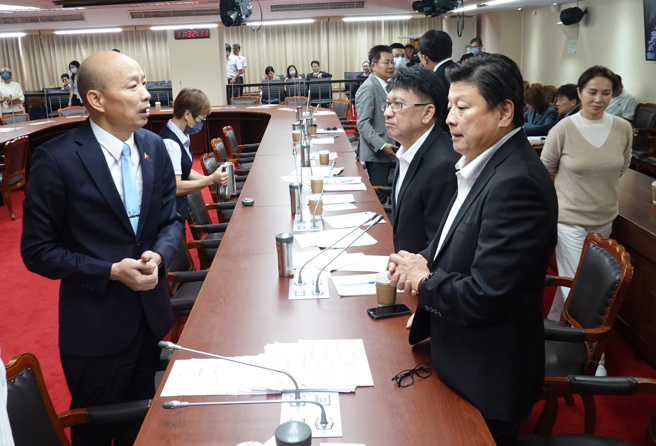 立法院長韓國瑜（左）17日主持朝野協商，並在休息時間與國民黨團總召傅崐萁（右二）交換意見，立委高金素梅（右）亦出席協商。（姚志平攝）