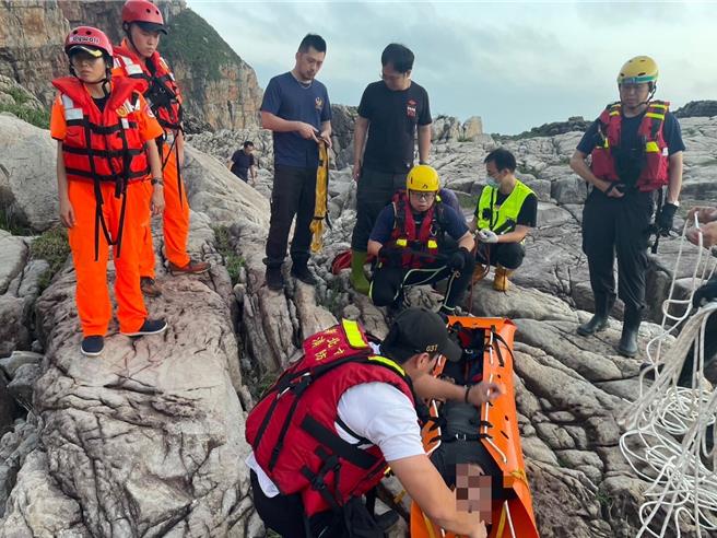 新北市龙洞三支矶钓场今（17）日凌晨传出意外，一名钓客不慎跌落礁岩造成双腿骨折。（海巡署提供）