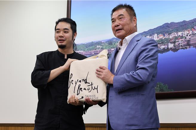 齊廷洹17日赴苗栗縣政府致意，並贈送「看見台灣」的影片給苗栗縣長鍾東錦。（謝明俊攝）