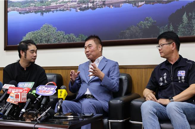 齊廷洹17日赴苗栗縣政府致意，雙方相談甚歡。（謝明俊攝）