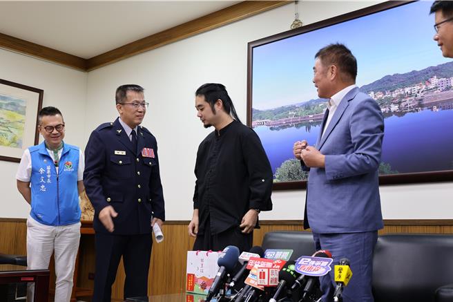 齊廷洹17日赴苗栗縣政府致意，並當場接受縣警局長陳世煌邀請替反詐騙活動發言。（謝明俊攝）