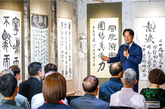 赖清德总统今天赴宜兰，出席前立法院长游锡堃举办的书法展，赖清德在致词时强调，民主得来不易，面对外来威胁，更加要团结打拚。（李忠一摄）