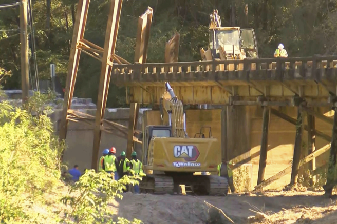 美国密西西比州一座正在拆除的桥梁周三下午倒塌，造成三人死亡、四人重伤。（图／美联社）