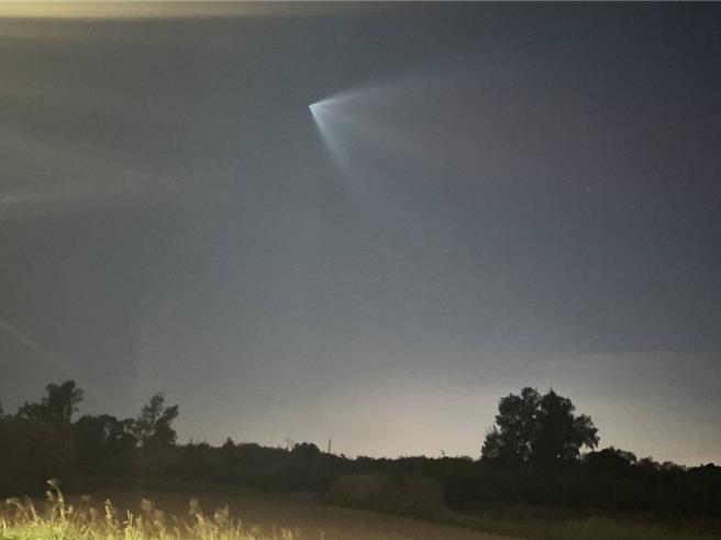 「８萬年一遇」的紫金山彗星12日通過近地點引發搶拍熱潮，金門地區卻有「追星」民眾意外拍到疑似為大陸長征六號火箭的身影。（圖／民眾提供）