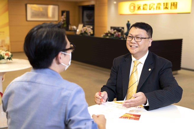 永庆房屋的契约部团队不断更新各大银行的贷款条件，帮助消费者选择最适合自己的房贷方案。(图/永庆房产集团提供)