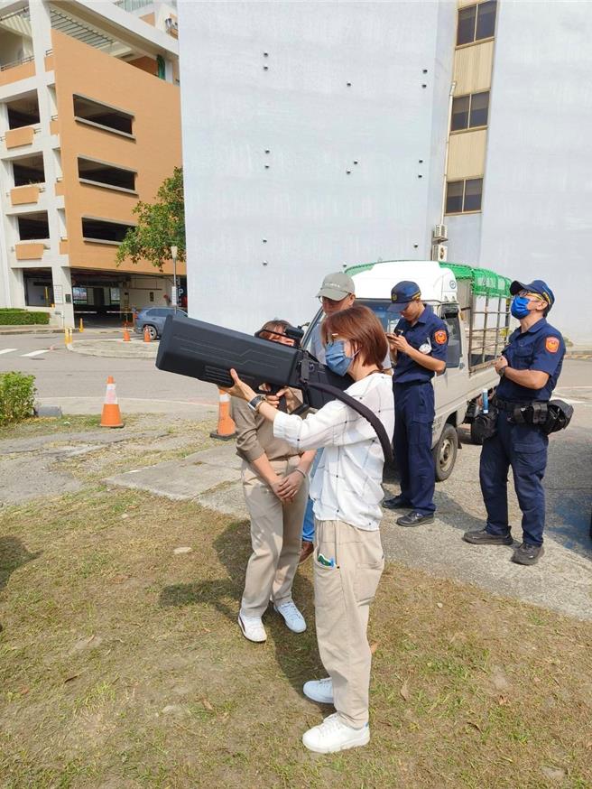 台中港警訓練員警使用遙控無人機干擾器。（台中港務警察隊提供／李京昇台中傳真）