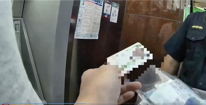 陳姓車手在西門町取款時遭警方逮捕。（警方提供）