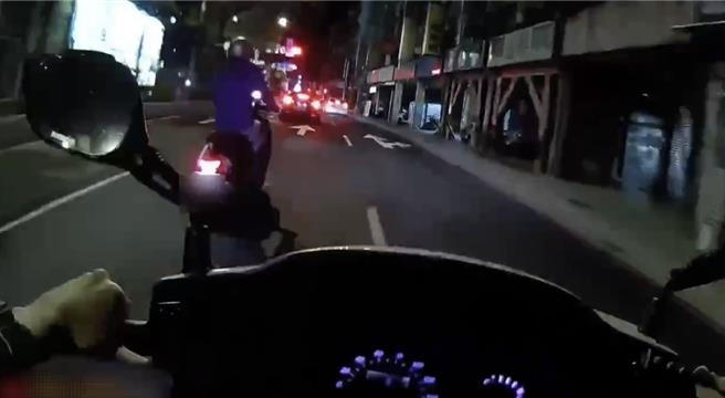 新北市板橋區20歲羅姓男子昨（16）日晚間因騎車未依規定待轉遭警方盯上，過程中極度不配合讓警方追逐數條街。（板橋警分局提供）