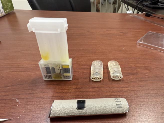 羅嫌因持有及施用三級毒品依托咪酯，依違反毒品危害防制條例進行後續處理。（板橋警分局提供）