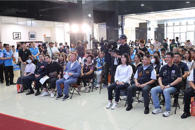 苗栗縣警局17日上午在縣府邀集縣內20個農漁會一同反詐騙，意外迎來神秘佳賓柏林導演之子齊廷洹為打詐發聲。（謝明俊攝）