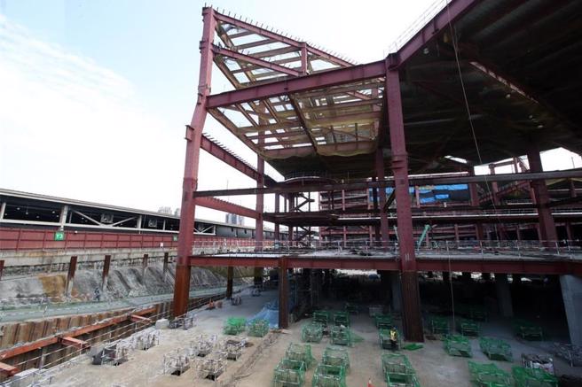 台北市產發局今(17)日到台北市議會財建委員會展開工作報告，其中藍綠營議員關注第一魚果市場改建工程，質疑若後續擴充增建的6至8樓不蓋，需要再花多少預算善後。(本報資料照片)