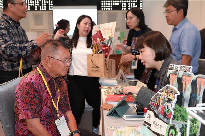 印尼旅客是台湾观光旅游的潜力客群，交通部观光署参山国家风景区管理处17日表示，10月与驻雅加达台湾观光服务处合作，邀请的印尼25家专业组团社来中部踩线，包括经营奖励旅游、精致与客制团、系列团、朝圣团等，积极开拓印尼市场。（参山处提供／潘虹恩台中传真）