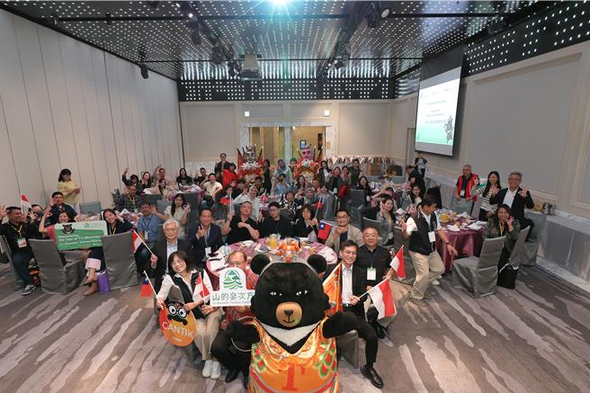 印尼旅客是台湾观光旅游的潜力客群，交通部观光署参山国家风景区管理处17日表示，10月与驻雅加达台湾观光服务处合作，邀请的印尼25家专业组团社来中部踩线，包括经营奖励旅游、精致与客制团、系列团、朝圣团等，积极开拓印尼市场。（参山处提供／潘虹恩台中传真）