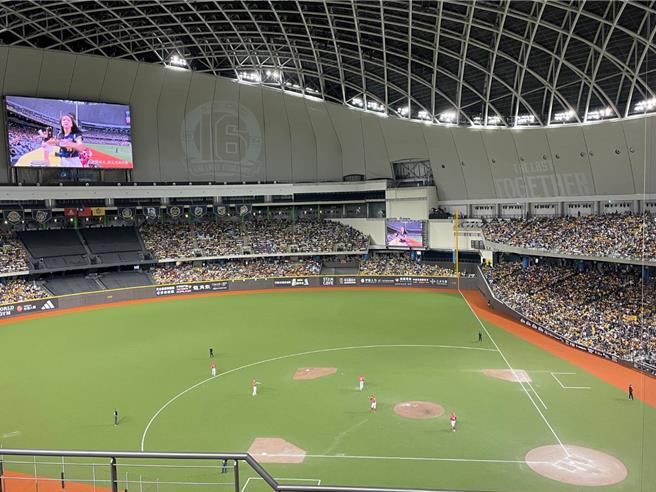 台北大巨蛋VIP包廂喬不攏，台北市體育局批，遠雄巨蛋公司汲汲追求獲利、罔顧社會責任。遠雄怒回，市府無視回饋檔期天數贊助。（温予菱攝）